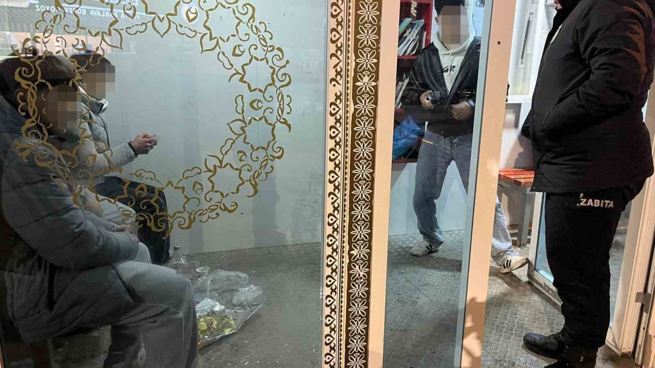 Minibüs durağını kirleten gençler hatalarını anlayınca yerleri temizlediler