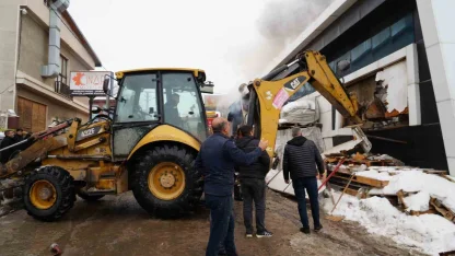 Mobilya fabrikasında yangın: 1 ölü, 1’i ağır 7 yaralı