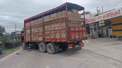 Motosiklet kamyonun altına girdi, savrulan sürücü ağır yaralandı