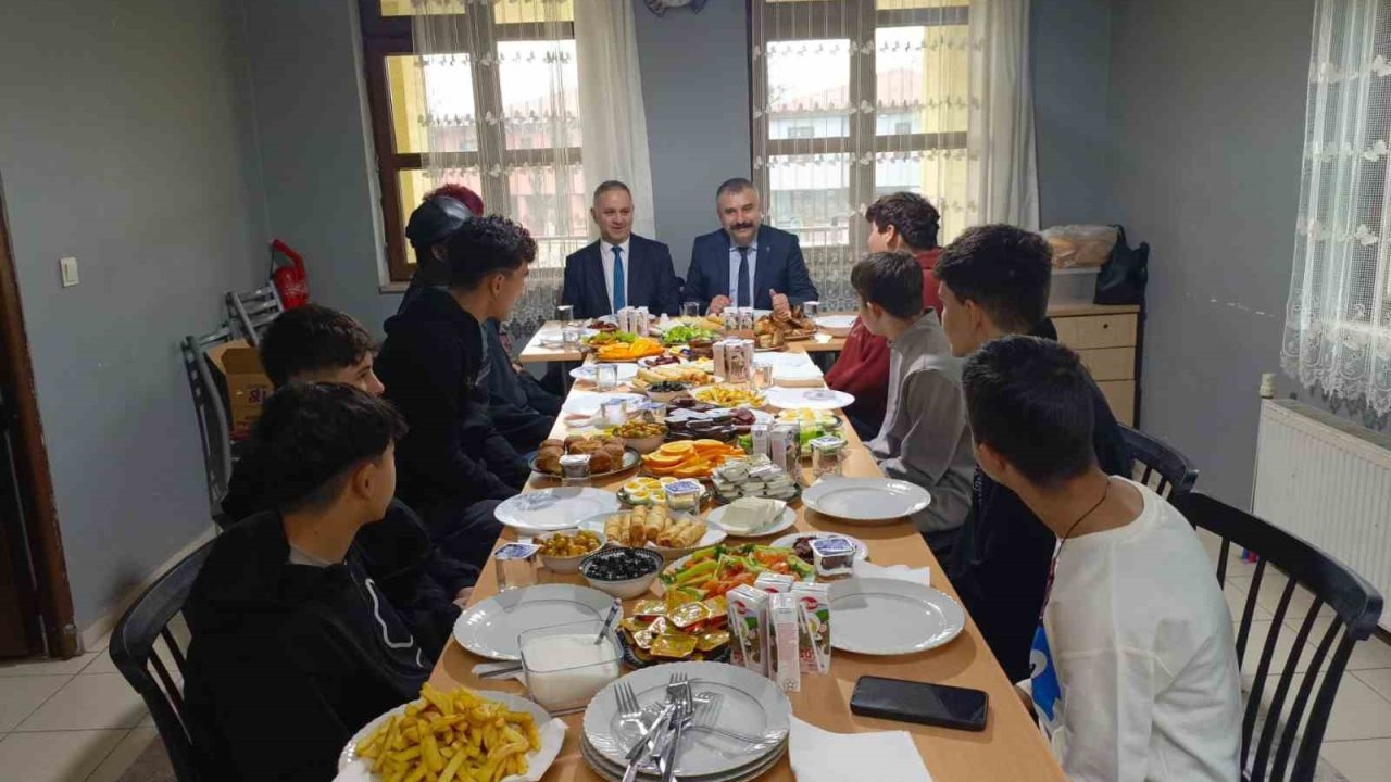 Müdür Bayrak çocuklarla bir araya geldi