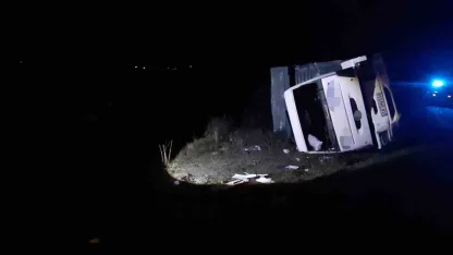 Mudurnu’da kamyon şarampole devrildi: 1 yaralı