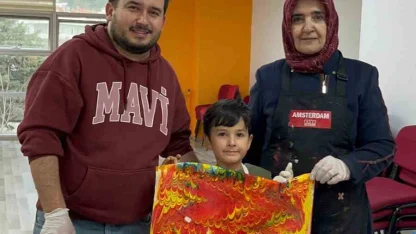 Muğla’da aileler ve çocuklar ebru sanatıyla renklerin yolculuğuna çıktı