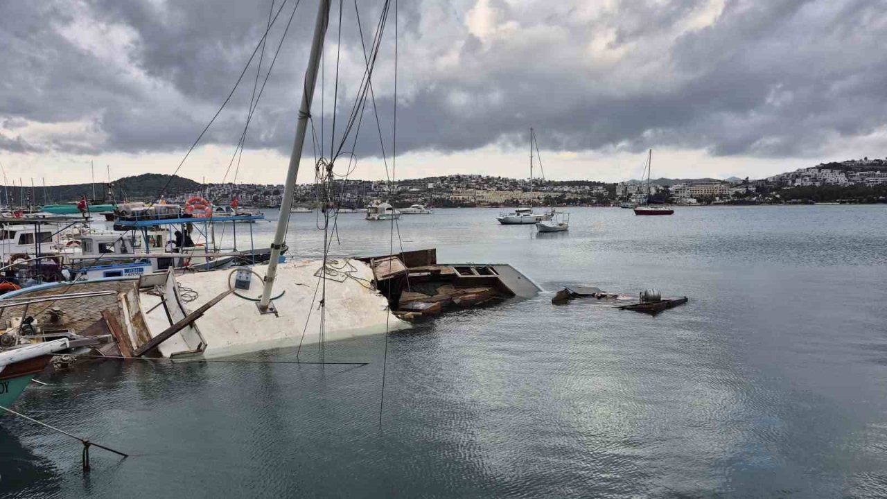 Muğla’da kuvvetli rüzgar tekne batırdı