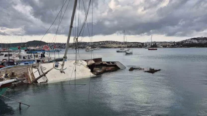 Muğla’da kuvvetli rüzgar tekne batırdı