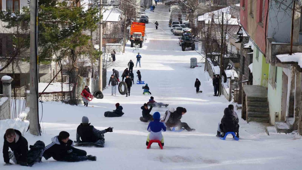 Muhtarın Yokuşu’nda çocukların kar eğlencesi