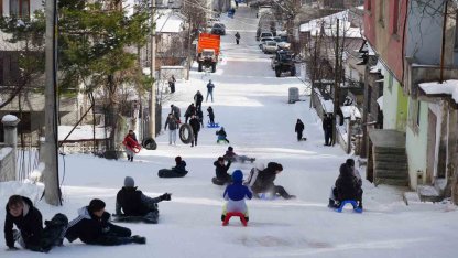 Muhtarın Yokuşu’nda çocukların kar eğlencesi