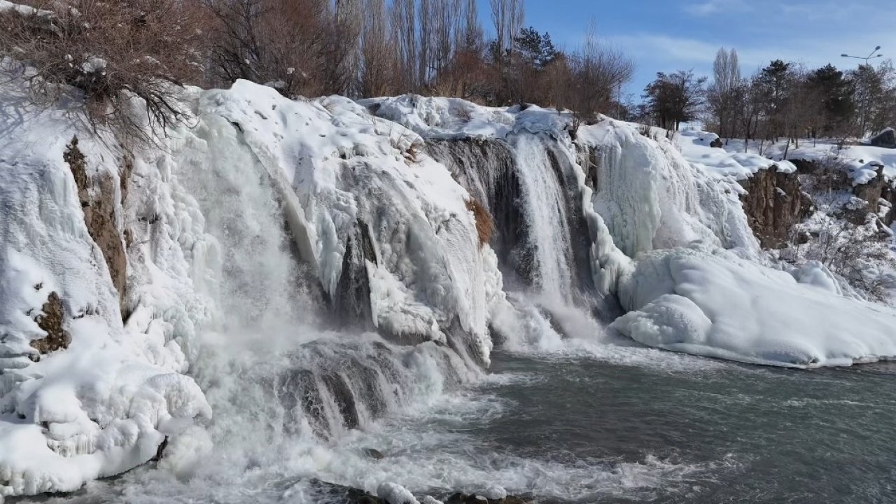 Muradiye Şelalesi beyaz gelinliğini giydi