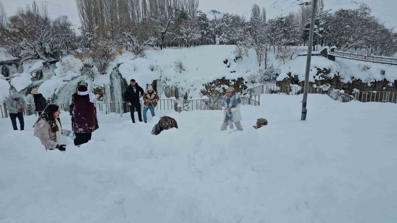 Muradiye Şelalesi’ne ziyaretçi akını