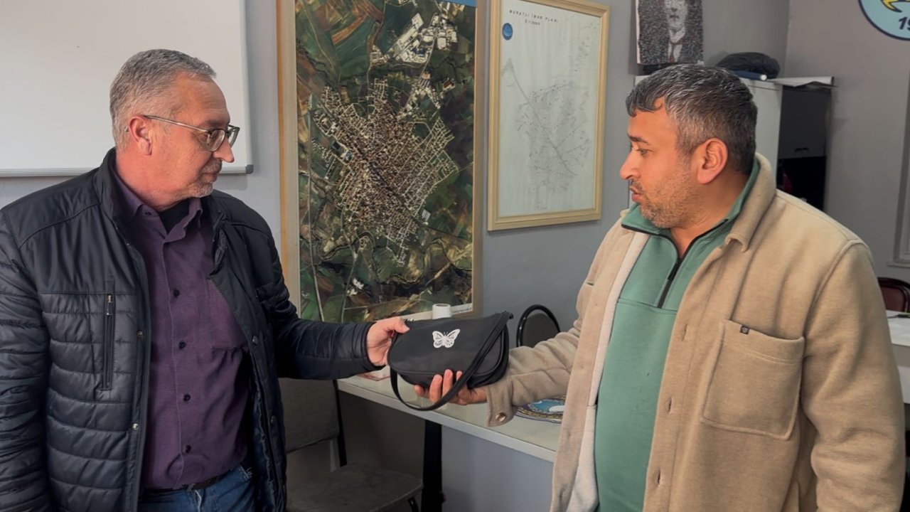 Muratlı’da örnek davranış: Parkta bulduğu çantayı zabıtaya teslim etti
