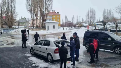 Muş’ta çatıdan düşen kar kütlesi otomobilde hasara yol açtı