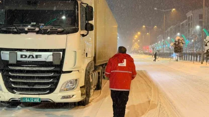 Muş’ta kar ve tipi: Yolda mahsur kalan vatandaşların imdadına Kızılay yetişti