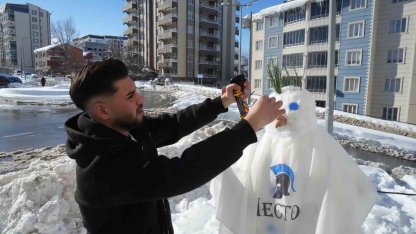 Muş’ta karı eğlenceye dönüştüren berberler, kardan adamı tıraş etti