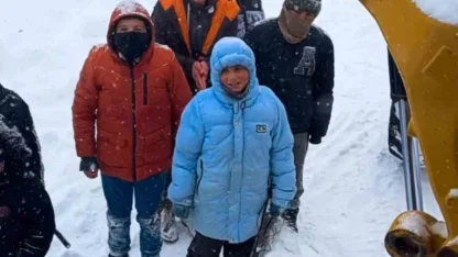 Muş’ta kepçe operatörü çocuklar arasında yürekleri ısıtan diyalog