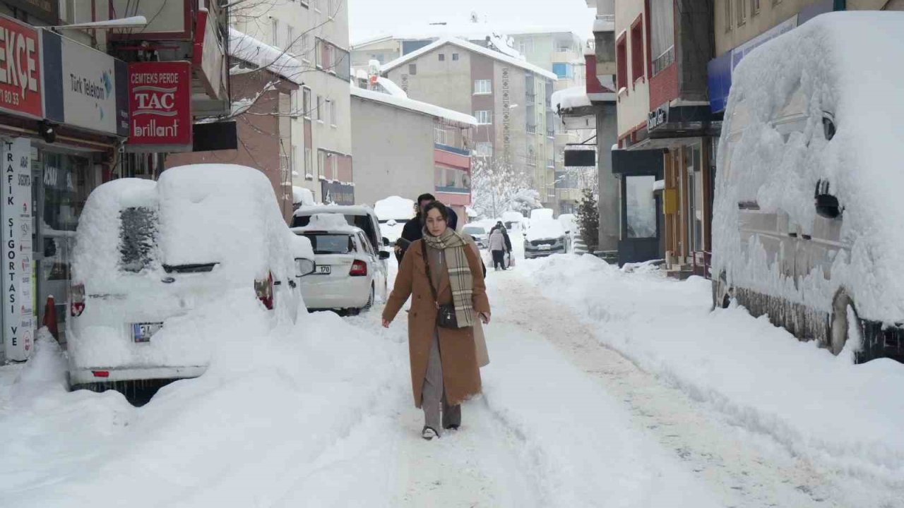 Muş’ta yoğun kar yağışı hayatı olumsuz etkiledi
