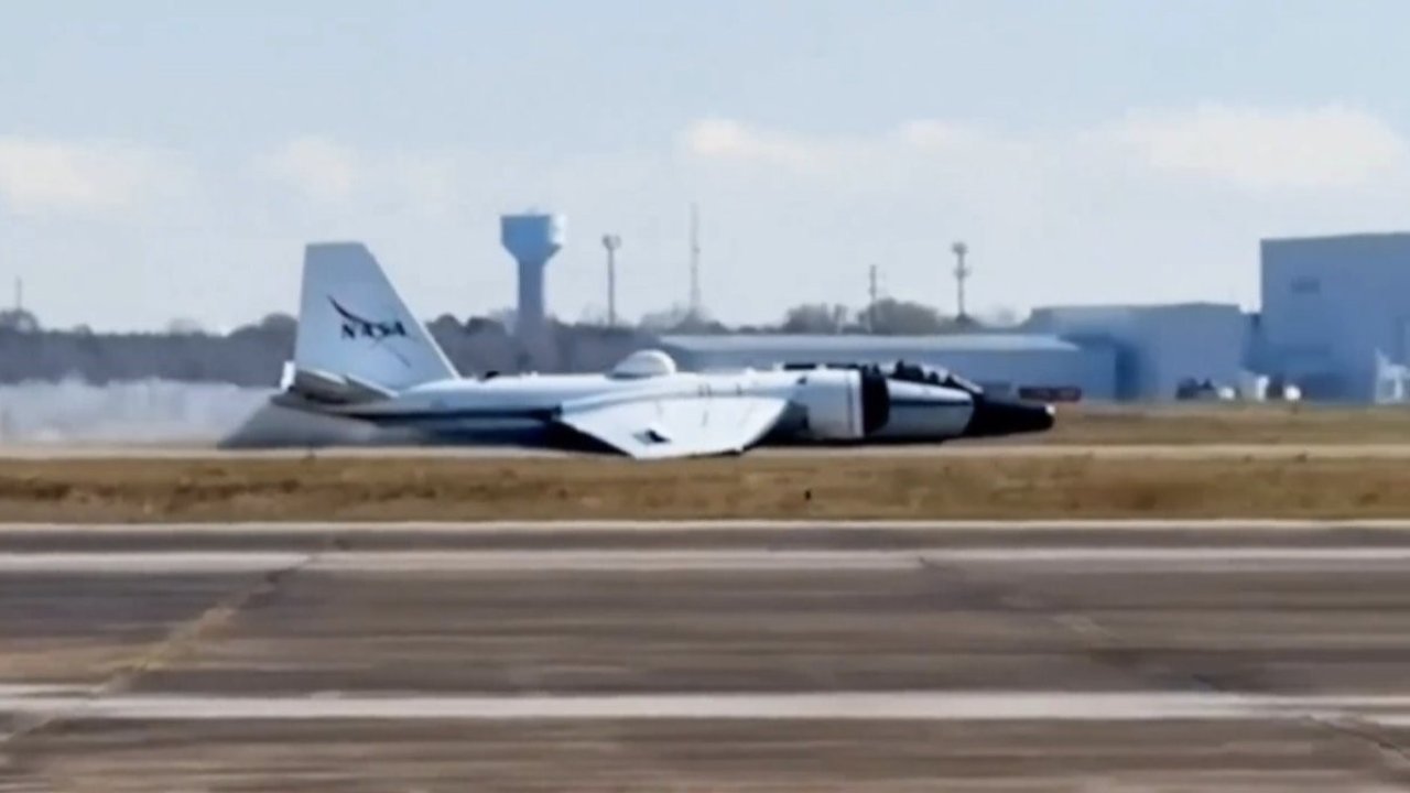 NASA’ya ait araştırma uçağı arıza nedeniyle gövde üzerine iniş yaptı