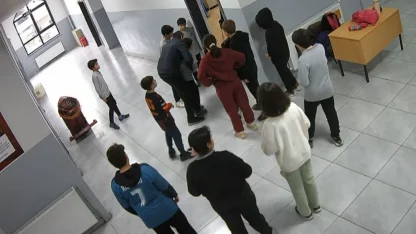 Nefes borusuna ekmek kaçan öğrencisini heimlich manevrasıyla kurtardı