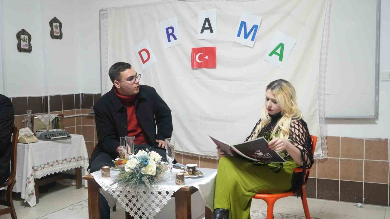 Niğde’deki drama kursu, katılımcılarına özgüven kazandırıyor