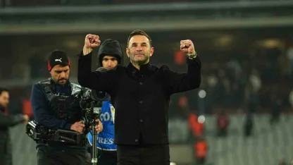 Okan Buruk, taraftarlara 3’lü çektirdi