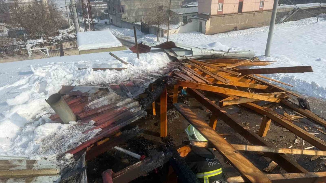 Okulda sobadan çıkan kıvılcım çatıyı tutuşturdu