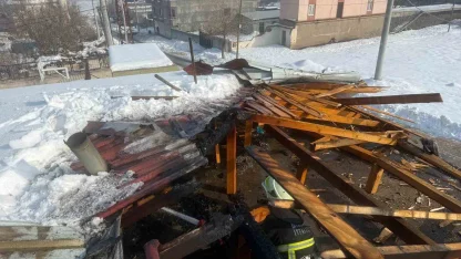 Okulda sobadan çıkan kıvılcım çatıyı tutuşturdu