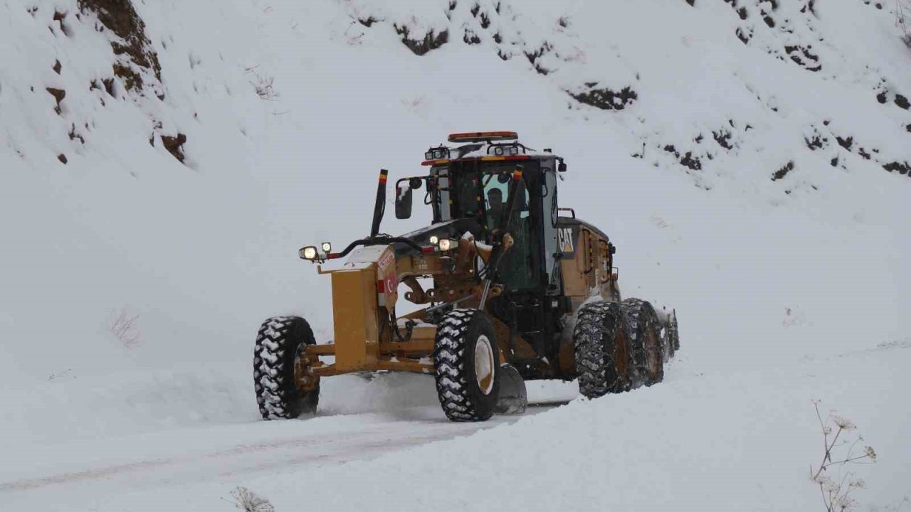 Oltu’da 65 mahalle yolunu ulaşıma açmak için çalışmalar sürüyor