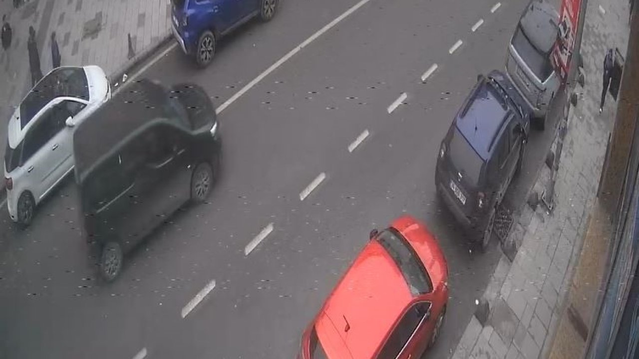 Ön kaldıran motosikletli park halindeki araca çarptı