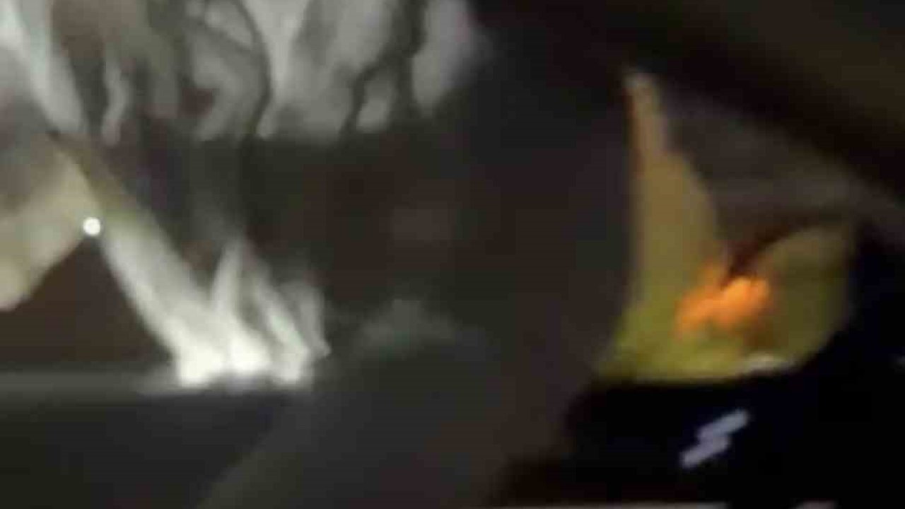 Önce araca saldırdı, ardından araçtakileri bıçakladı... O anlar kamerada