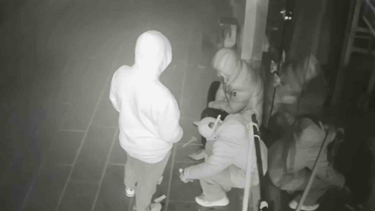 Önce sigara içtiler, sonra sakin sakin dükkanı soydular