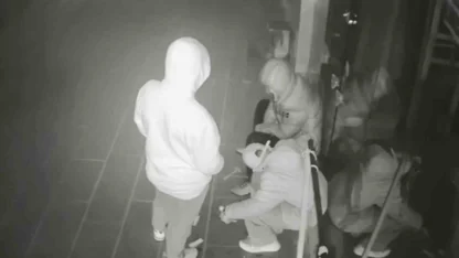 Önce sigara içtiler, sonra sakin sakin dükkanı soydular