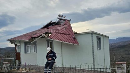 Ordu’da fırtına nedeniyle çatı uçtu, ağaç devrildi