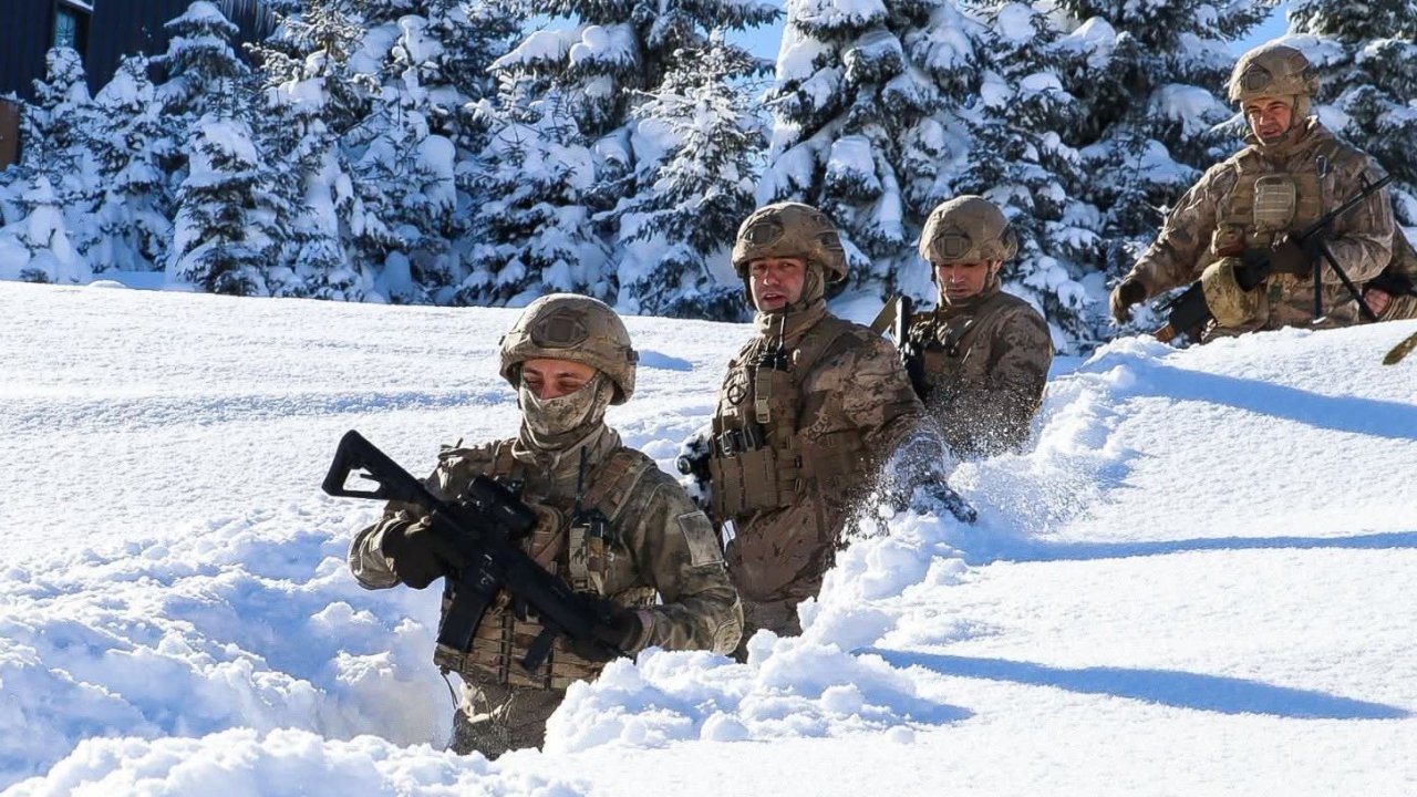 Ordu’da jandarmadan kar altında arama-kurtarma tatbikatı