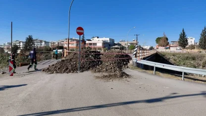 Ortasında delik oluşan köprü trafiğe kapatıldı