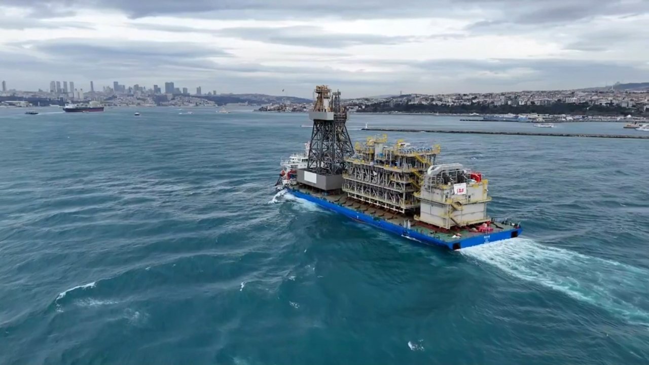 Osman Gazi yüzer üretim platformunun parçaları ile Yıldırım Sondaj Gemisi’nin kulesini taşıyan dev platform gemisi İstanbul Boğazı’ndan geçiyor.