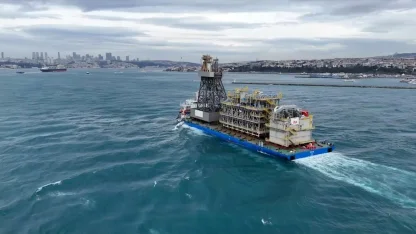 Osman Gazi yüzer üretim platformunun parçaları ile Yıldırım Sondaj Gemisi’nin kulesini taşıyan dev platform gemisi İstanbul Boğazı’ndan geçiyor.