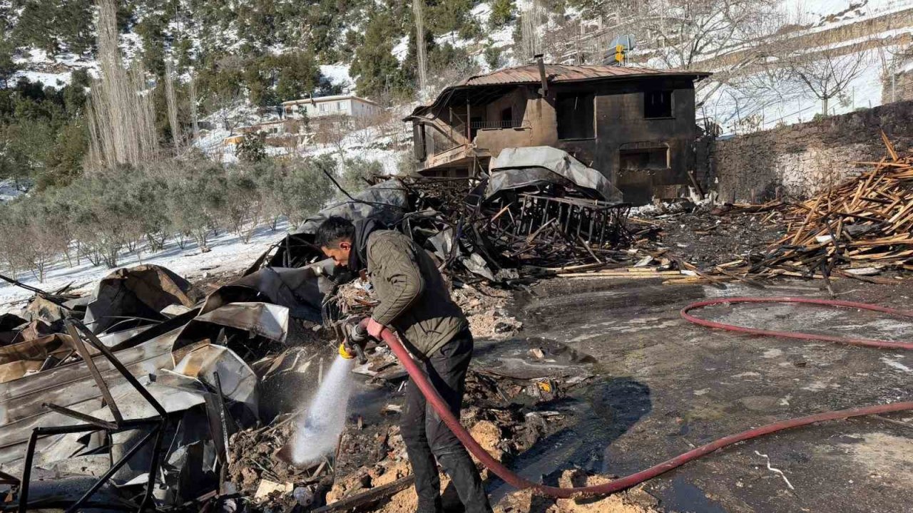Osmaniye’de hızar atölyesi yangında kül oldu