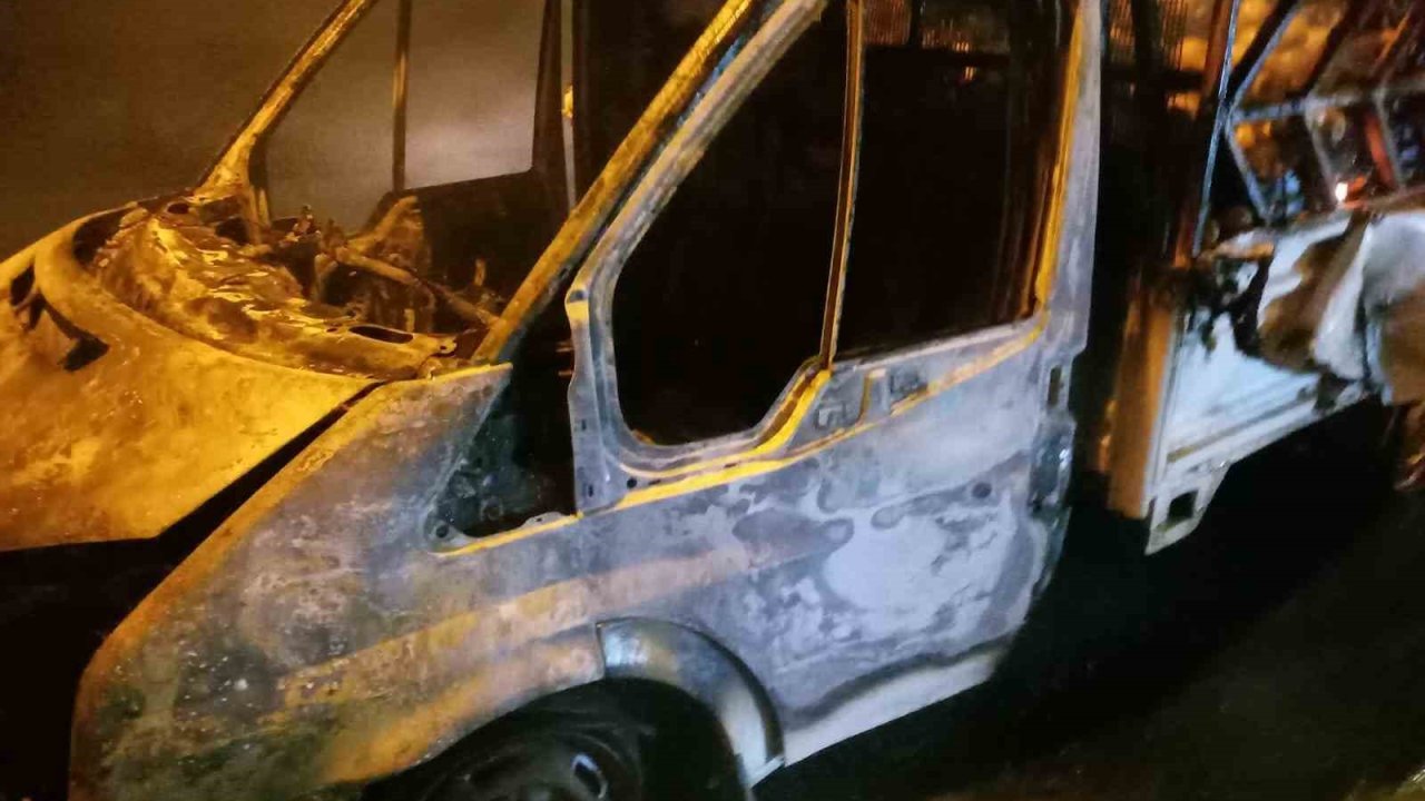 Osmaniye’de mandalina yüklü kamyonette çıkan yangın söndürüldü