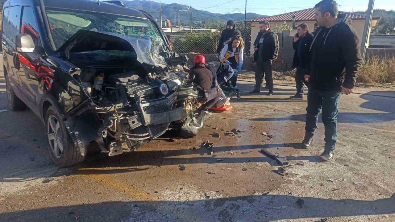 Osmaniye’de servis minibüsü ile hafif ticari araç çarpıştı: 7 yaralı