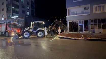 Osmaniye’de şiddetli rüzgar sundurma çatısını yerinden söktü