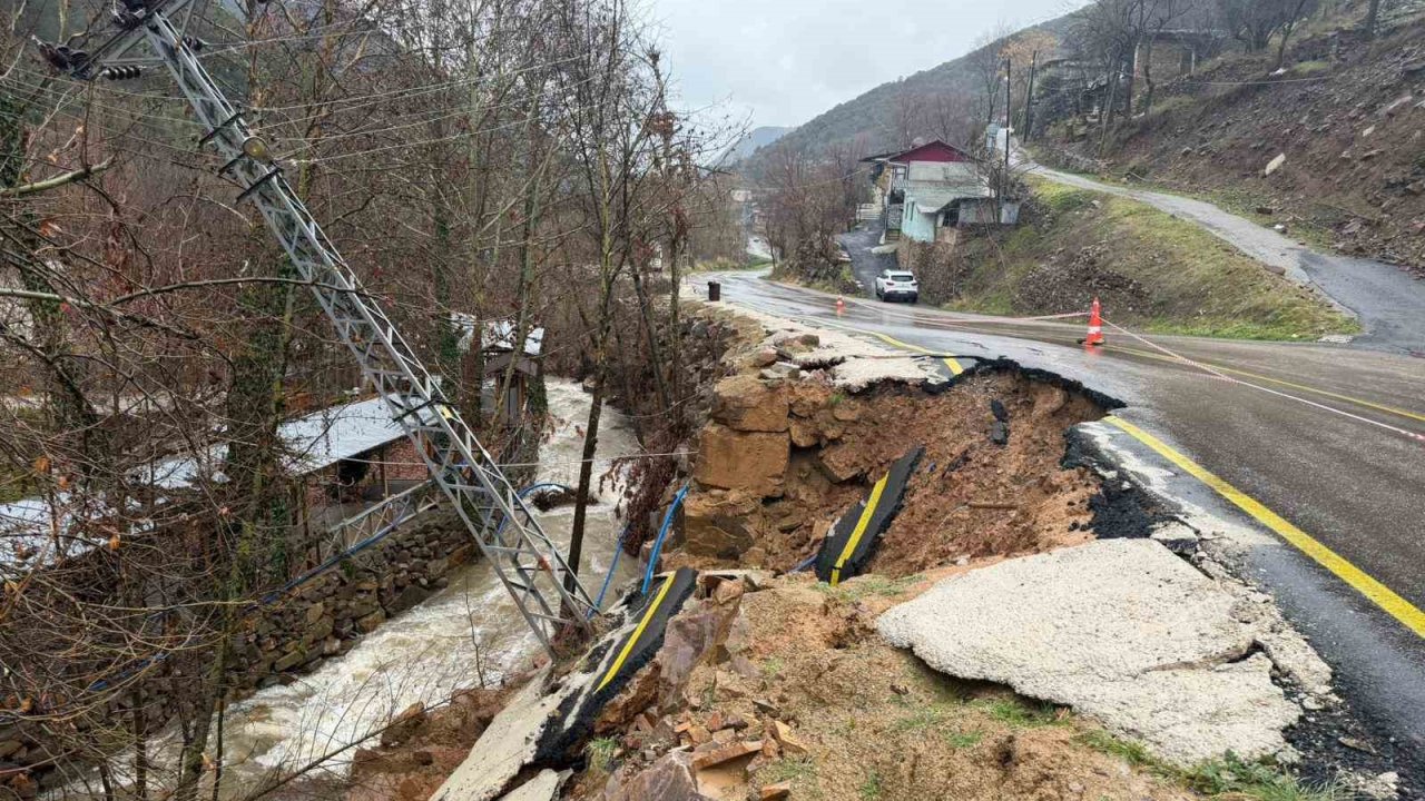 Osmaniye’de şiddetli yağışla birlikte yolda göçük yaşandı