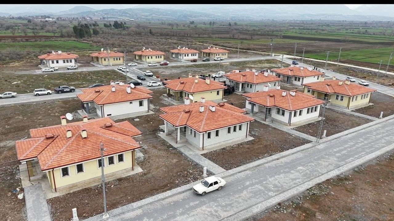 Osmaniye’de yapımı tamamlanan köy evleri hak sahiplerine teslim edildi