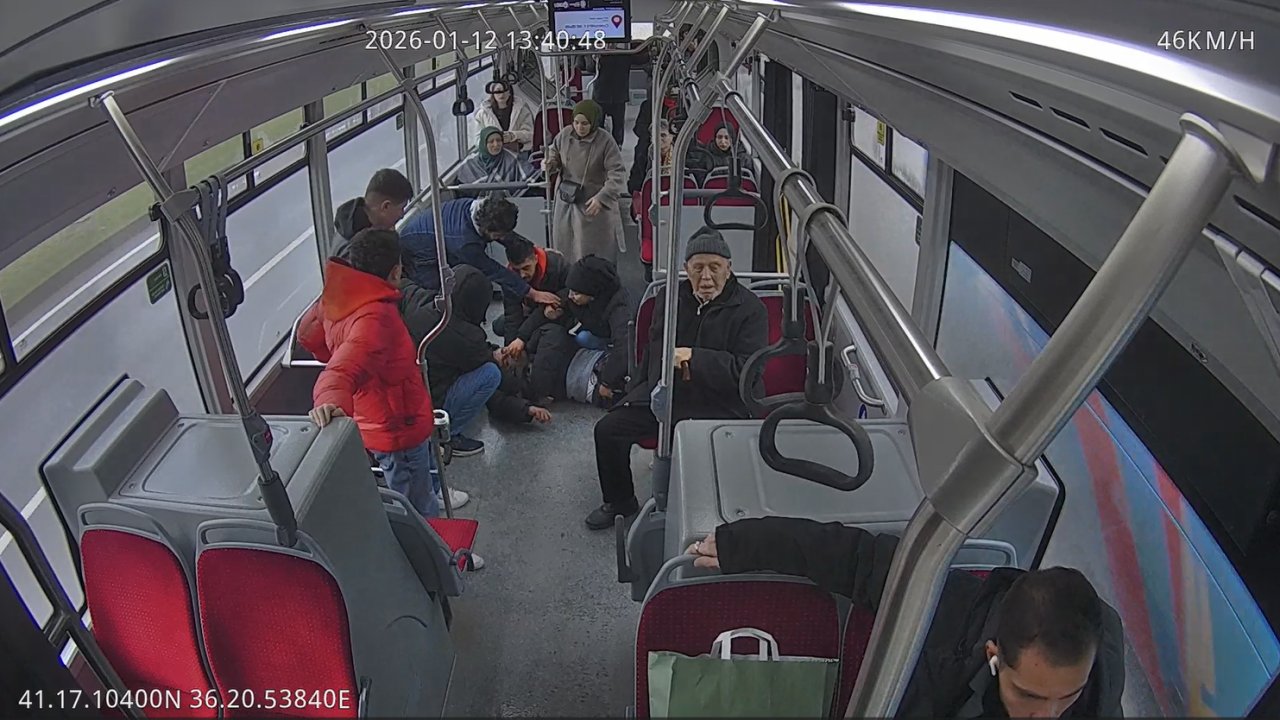 Otobüs şoförü rahatsızlanan yolcuyu hastaneye yetiştirdi