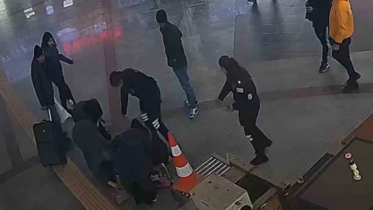 Otogarda bir anda yere yığılan kadına güvenlikten hayat kurtaran müdahale