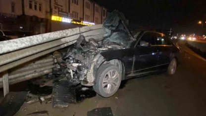 Otomobil bariyere saplandı: Sürücü yara almadan kurtuldu