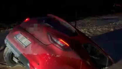 Otomobil bataklığa saplandı, sürücü son anda kurtuldu