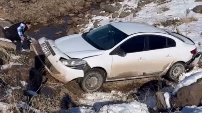 Otomobil köprüden dereye uçtu