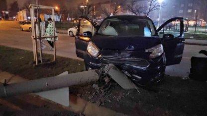 Otomobil refüje çıktı: Kaza anı kamerada