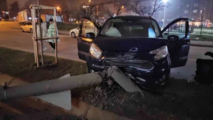 Otomobil refüje çıktı: Kaza anı kamerada