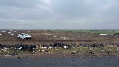 Otomobil tarlaya yuvarlandı, sürücü kazayı yara almadan atlattı
