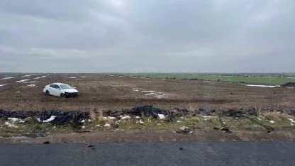 Otomobil tarlaya yuvarlandı, sürücü kazayı yara almadan atlattı