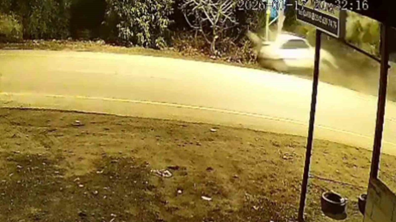 Otomobilin elektrik direğine saplandığı kaza kamerada